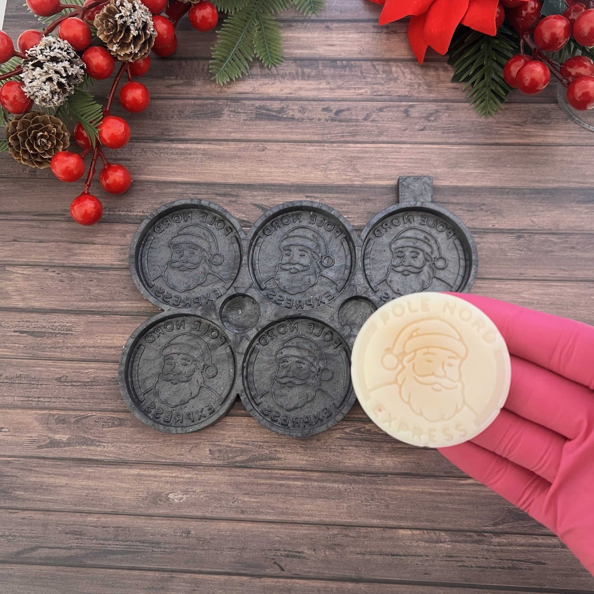 Moule 6 cavités Médaillon Père Noël pôle nord express – Image 3